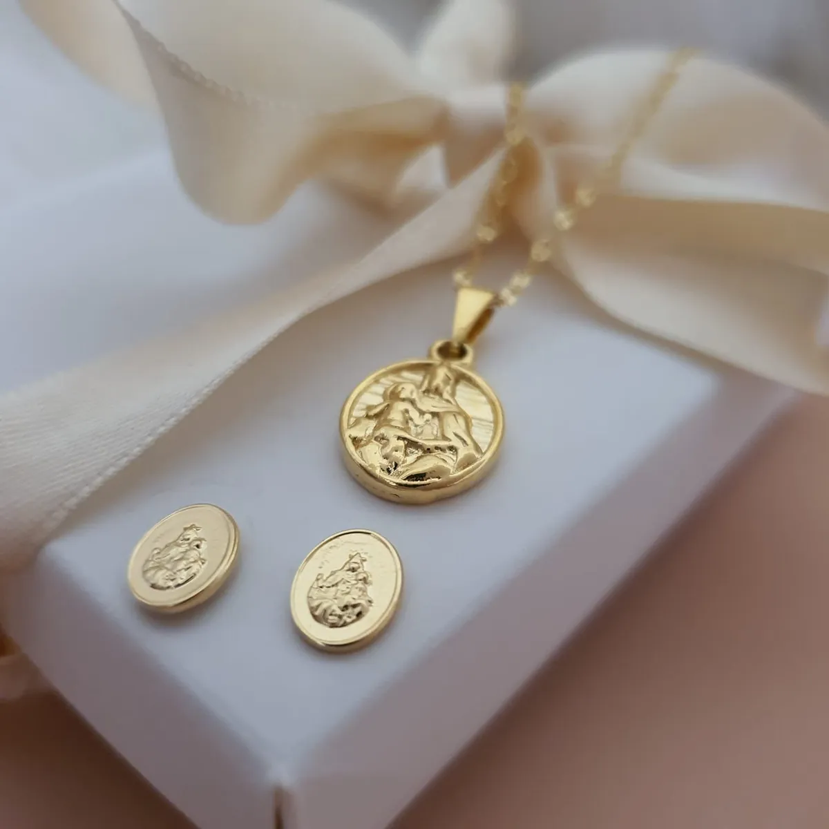 Aretes Mini Virgen del Carmen — vista 4